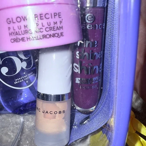 Sol De Janeiro travel set with moisturizing product gifts. - Picture 4 of 6